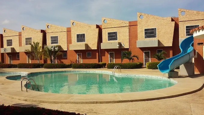 Areas sociales y piscina del conjunto residencial