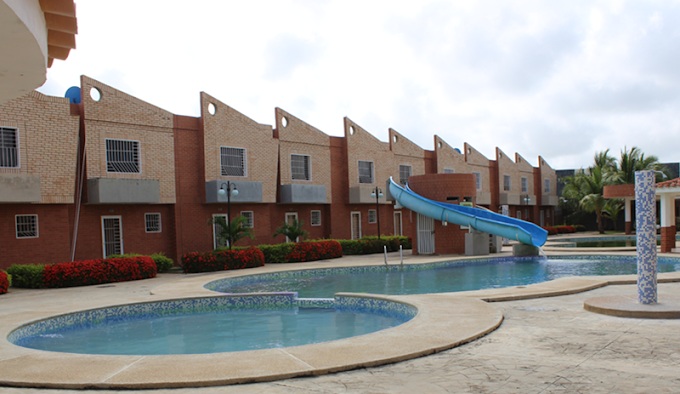 Vista panoramica de la piscina del conjunto