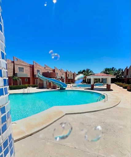 Piscina con tobogan del conjunto residencial Bucaneros