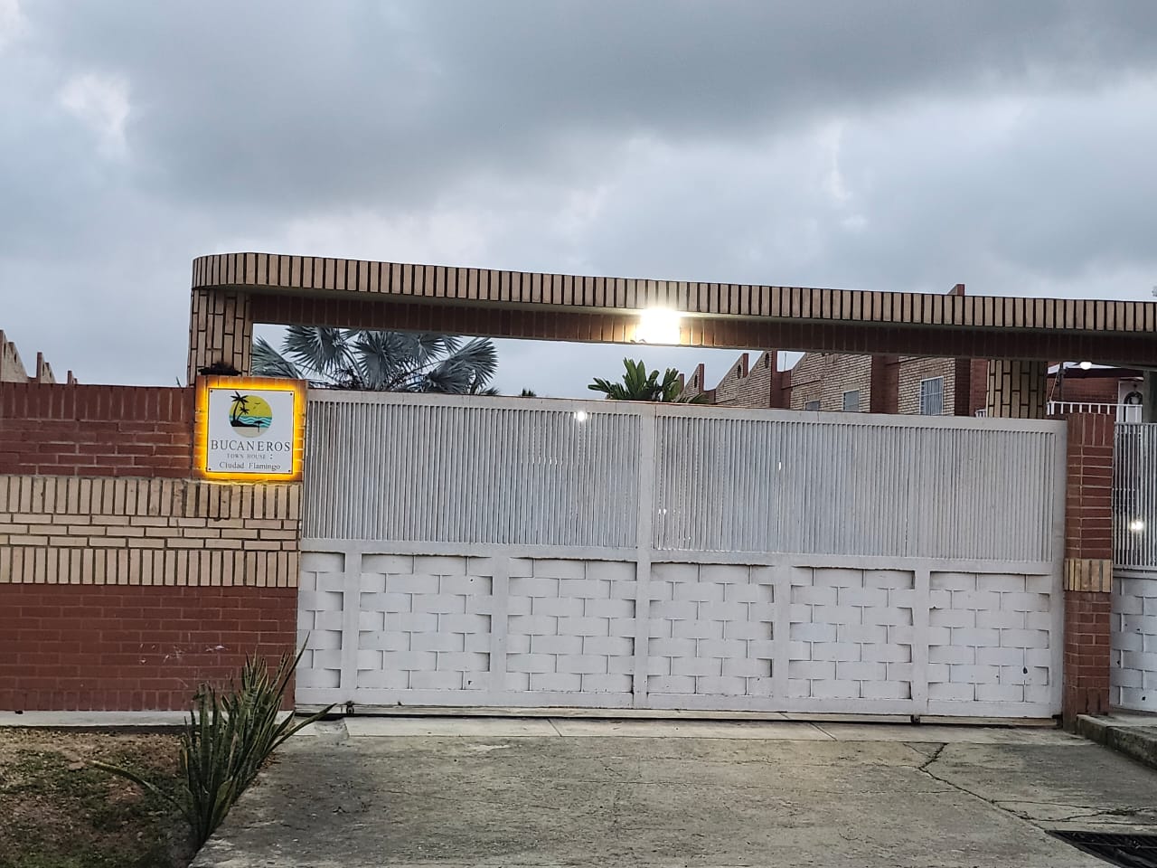 Porton de seguridad del conjunto cerrado